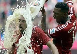Boateng tira la cerveza sobre Ribery. / Archivo | Youtube