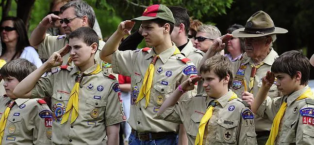 Miembros de los Boy Scouts saludan durante el izado de bandera. / Archivo