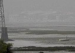 A la derecha, la barca en la que faneaba Julio César Silverio, muy cerca de las torres de alta tensión. / Foto: Sane