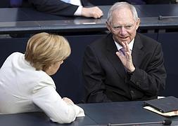 Merkel charla con su ministro de Finanzas, Wolfgang Schäuble. / Wolfgang Kumm (Efe)