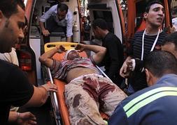 Un hombre egipcio ensangrentado entra en una ambulancia tras los enfrentamientos./ Foto: Efe | Vídeo: Atlas