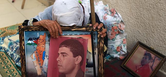 La madre de un preso palestino muestra su foto. / Afp