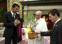 Messi (d), el papa Francisco (c) y Buffon, durante la audencia privada en El Vaticano./Reuters