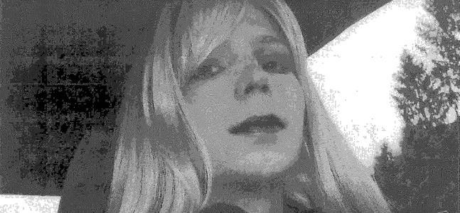Manning, vestido de mujer en 2010. / Reuters | Vídeo: Atlas