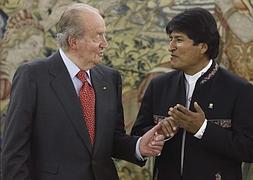 El Rey Don Juan Carlos, junto a Evo Morales en el Palacio de la Zarzuela . / Efe