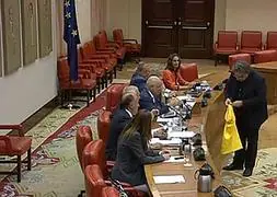 Momento en el que Tardá da la camiseta a Margallo. / Vídeo: Europa Press