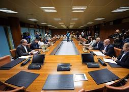 Reunión entre los representantes del PNV y los del PSE-EE. / Foto: Adrián Ruiz de Hierro (Efe) | Vídeo: Europa Press