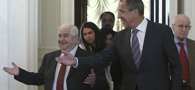 Walid Mualem, ministro de Exteriores sirio, junto a su homólogo ruso, Sergei Lavrov. / Sergei Karpukhin (Reuters)