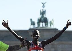 Kipsang levanta los brazos al llegar a la meta. / Afp