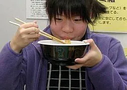 En Japón, se permite sorber los fideos con sopa. / Foto y vídeo: Agencias