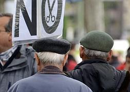 Dos jubilados participan en una protesta con motivo del Día de los Trabajadores. / Dominique Faget (Afp)
