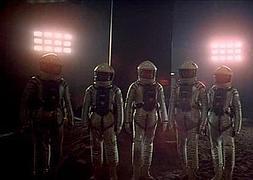 Un grupo de astronautas se fotografía delante del monolito alienígena descubierto en la Luna, en '2001: una odisea del espacio'.