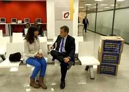 Laura Zornoza dialoga con el secretario general de Universidades, Federico Morán. / Foto: Javier Lizón (Efe) | Vídeo: Atlas