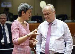 Olli Rehn junto a la responsable de Finanzas danesa en Bruselas. / Afp | Atlas