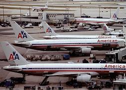 Aviones American Airlines estacionados en el aeropuerto Internacional de Miami. / Reuters
