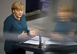 La canciller alemana, Angela Merkel, ofrece el primer discurso de su tercera legislatura en la Cámara Baja. / Efe