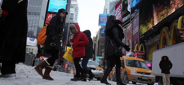 Ciudadanos caminando entre la nieve que cubre Times Square. / Spencer Platt (Afp)