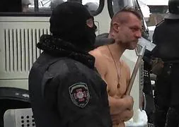 Imagen del detenido desnudo junto a un agente./ Foto y vídeo: YouTube