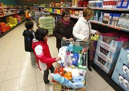 Una familia hace la compra en un supermercado. / Archivo