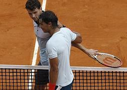 Nadal saluda a Dimitrov tras un partido. / Valery Hache (Afp)