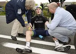 Luke Dubridge es atendido en una de las numerosas caídas del Tour de Flandes. /Dirk Waem