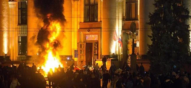 Manifestantes prorusos incendian neumáticos cerca del edificio ocupado en Jarkiv. / Efe