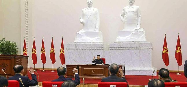 Kim Jong-un preside una reunión del Partido de los Trabajadores, en Pyongyang. / Rodong Sinmun (Efe)