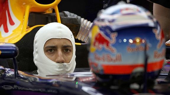 Ricciardo observa su casco fijamente sobre el bólido.