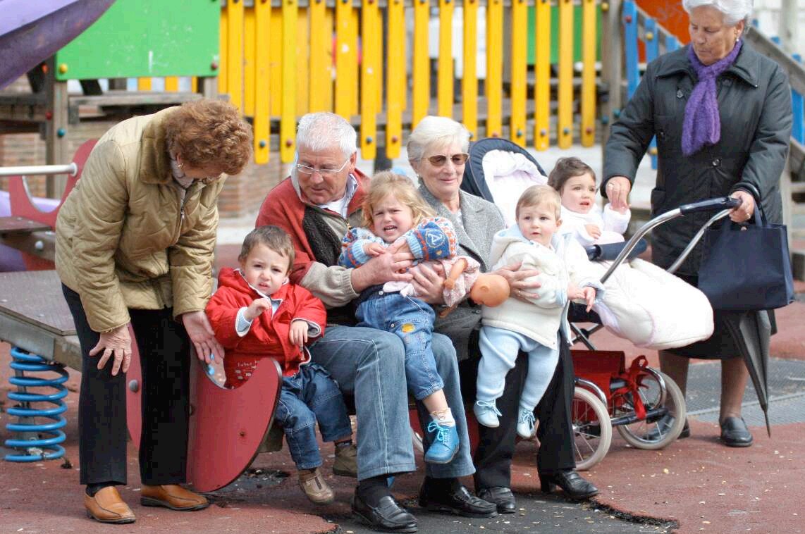 La mitad de abuelos españoles cuida actualmente de sus nietos todos los días. 