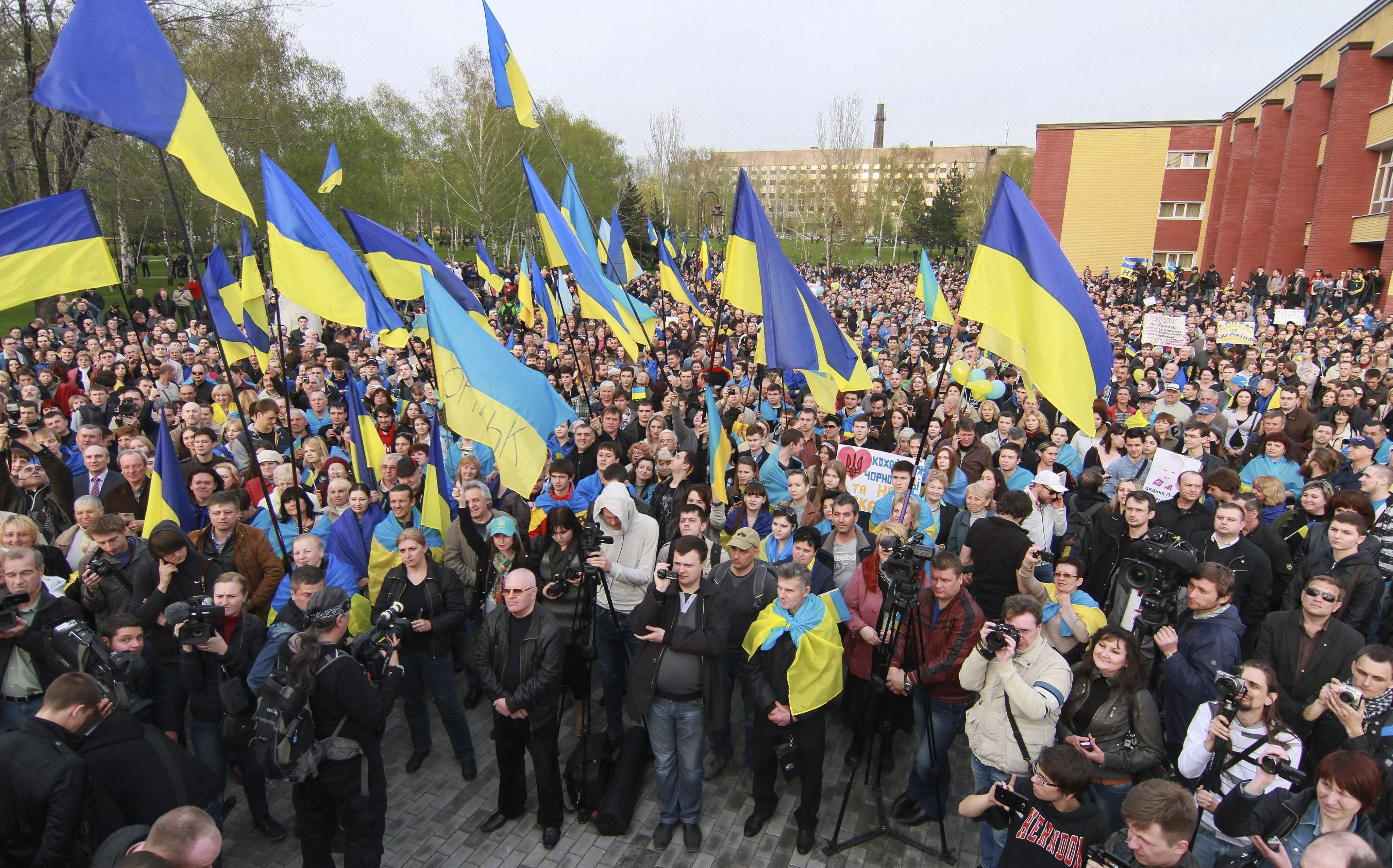 Cientos de personas se manifiestan a favor de la unidad del país en las calles de Donetsk. 