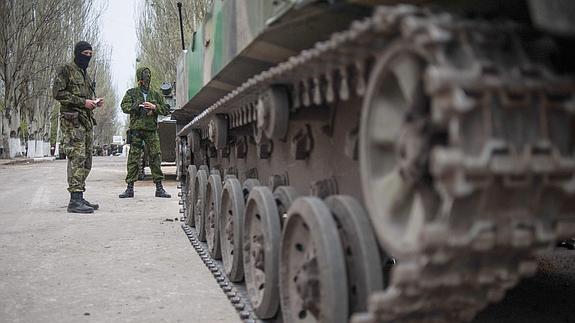 Manifestantes prorrusos, frente a un tanque, en Slaviansk.