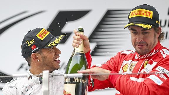 Alonso celebra su podio junto a Hamilton.Efe
