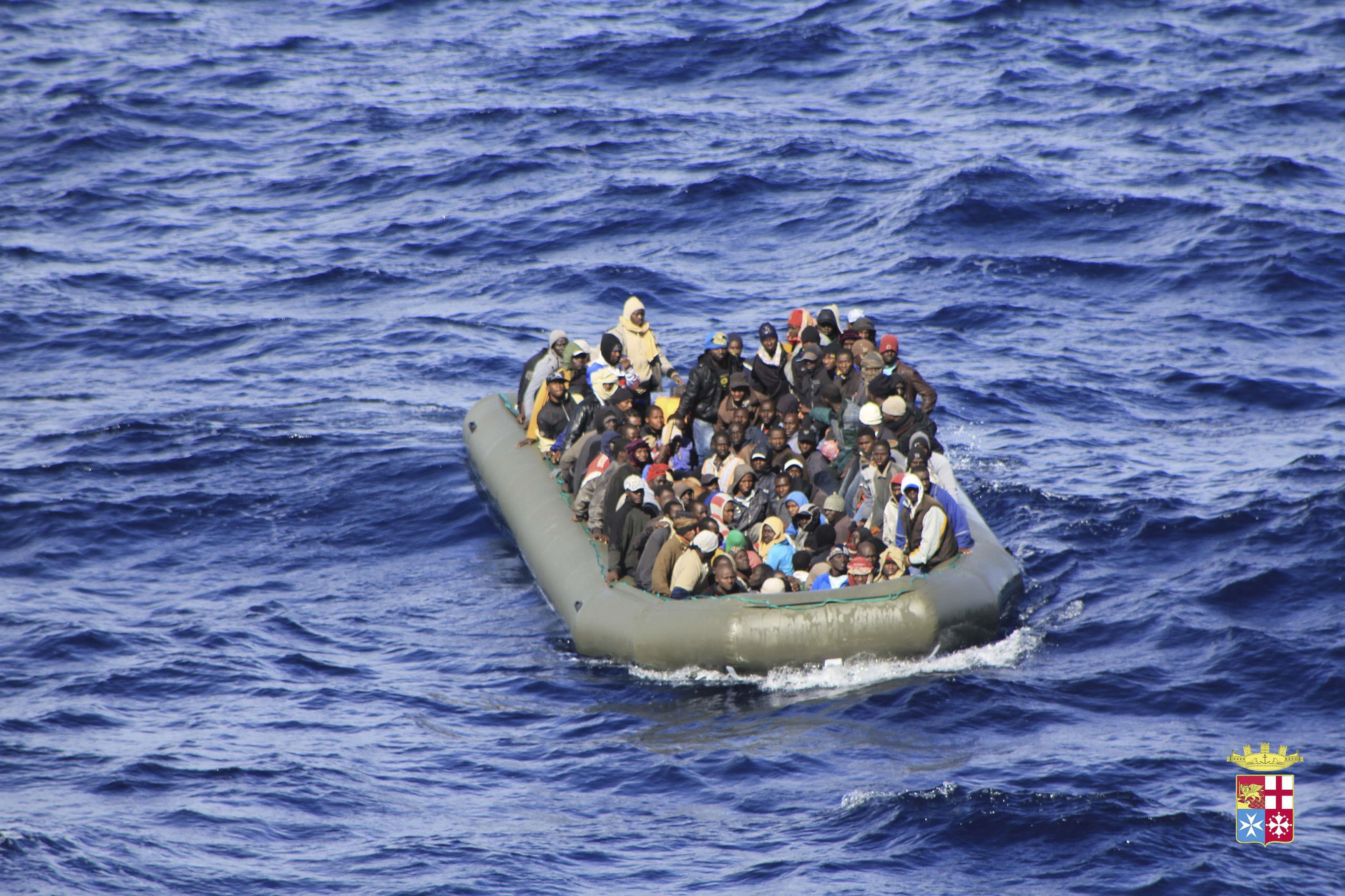 Inmigrantes rescatados frente a las costas de Lampedusa en febrero. 