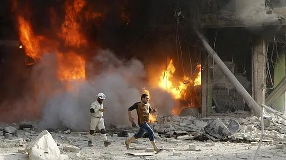Imagen de un incendio provocado por el bombardeo en Alepo 