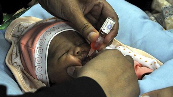 Un niño es vacunado contra la polio en Karachi. 