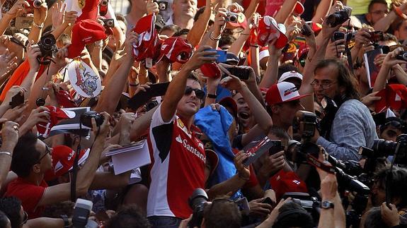 Alonso, rodeado de seguidores.