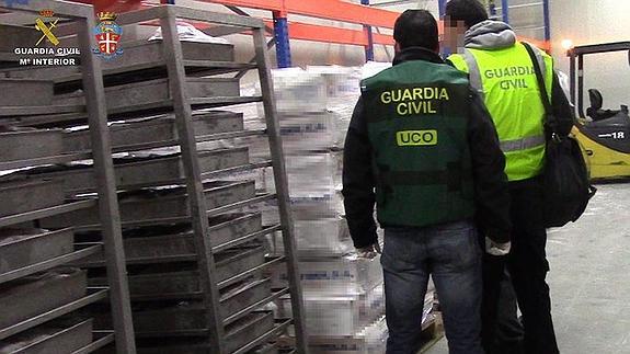 Inspección del material incautado.