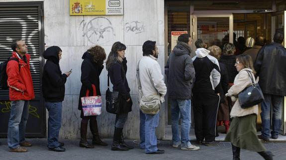 Cola ante una oficina de empleo. 