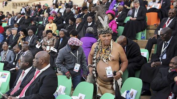 Toetie Dow (c), líder de San, en la ceremonia de investidura de Zuma.