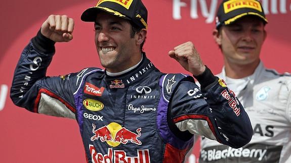 Ricciardo (i) celebra su victoria en Canadá. 