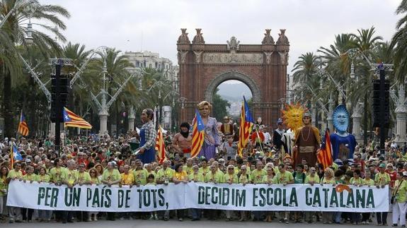 Manifestación en Barcelona, a su paso por el Arco del Triunfo