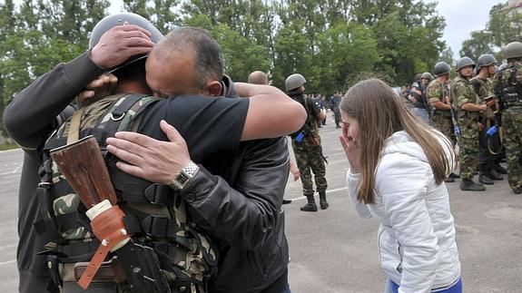 Familiares recibiendo a soldados ucranianos en Lviv. 