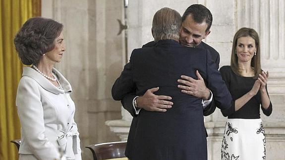 Felipe VI se abraza ayer con su padre, don Juan Carlos, en presencia de doña Sofía 