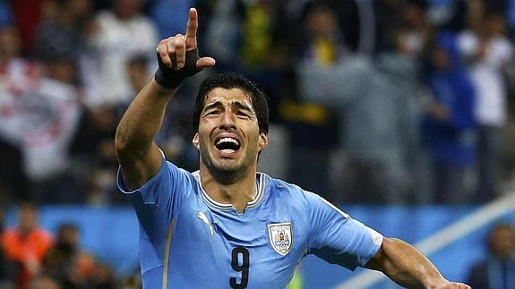 Luis Suárez celebra un gol contra Inglaterra. 