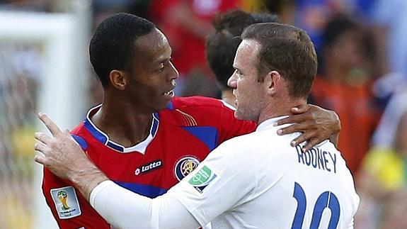 Díaz (i) y Rooney, durante el partido.  