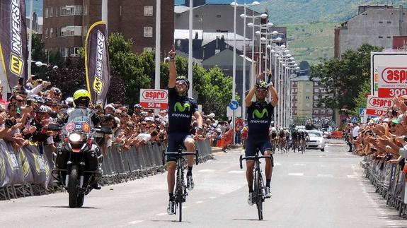 Ion Izagirre (i) cruza junto a Valverde. 