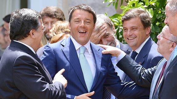 Renzi, con altos cargos de la Comisión, hoy, en Roma.