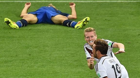 Los futbolistas alemanes celebran el gol de Götze. 