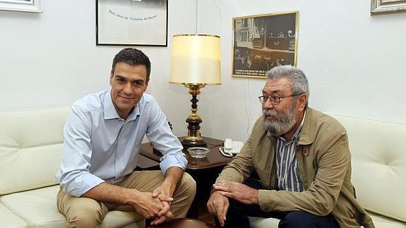 Pedro Sánchez (i), conversa con el secretario general de UGT, Cándido Méndez 