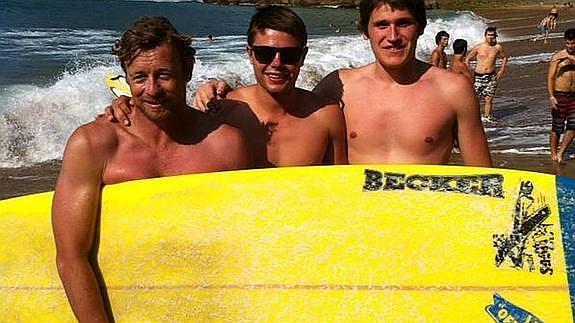 Simon Baker es un apasionado del surf. 
